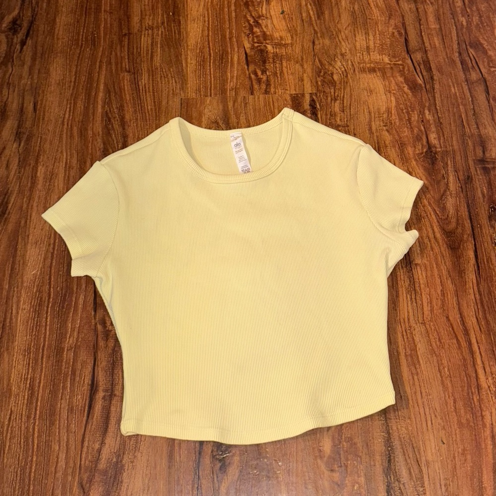 ALO Yoga Light Yellow Short Sleeve Cropped Ribbed Tee